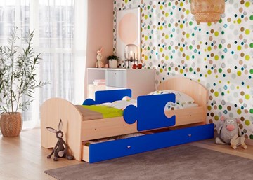 Детская кровать с бортиками и ящиком Мозайка, корпус Млечный дуб/фасад Синий (ламели) в Пензе